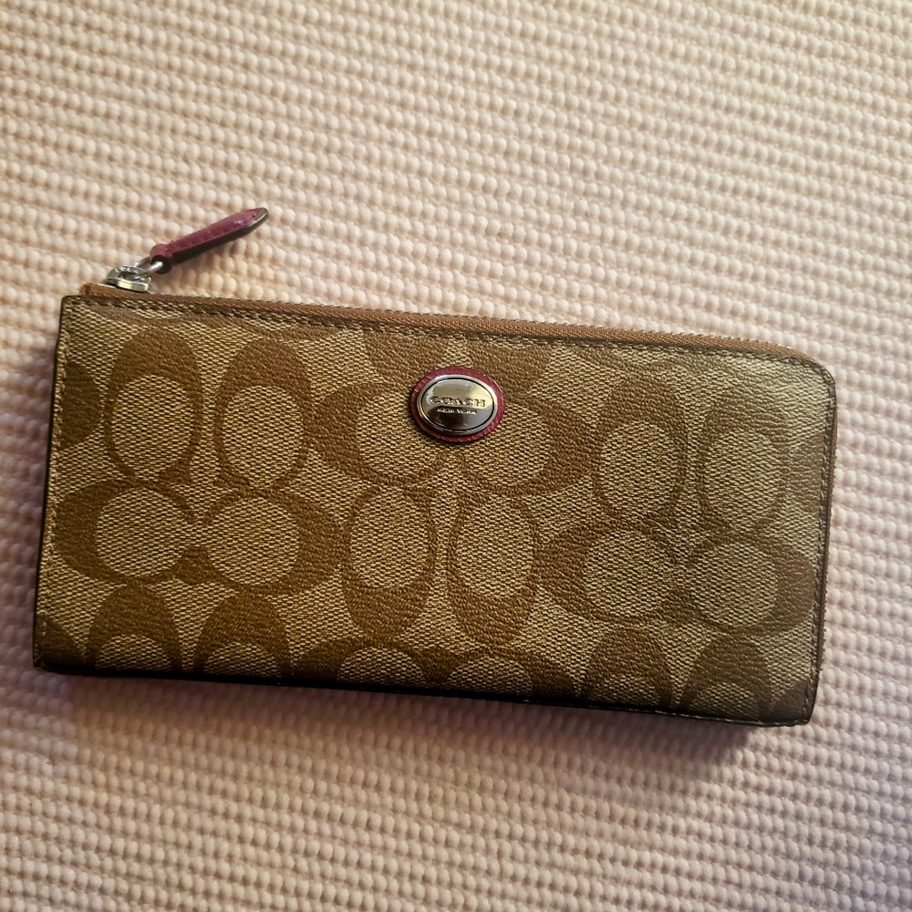 SOLD - Coach Large Peyton Signature Slim Accordion Zip Zippy Wallet - Picture 1 of 14